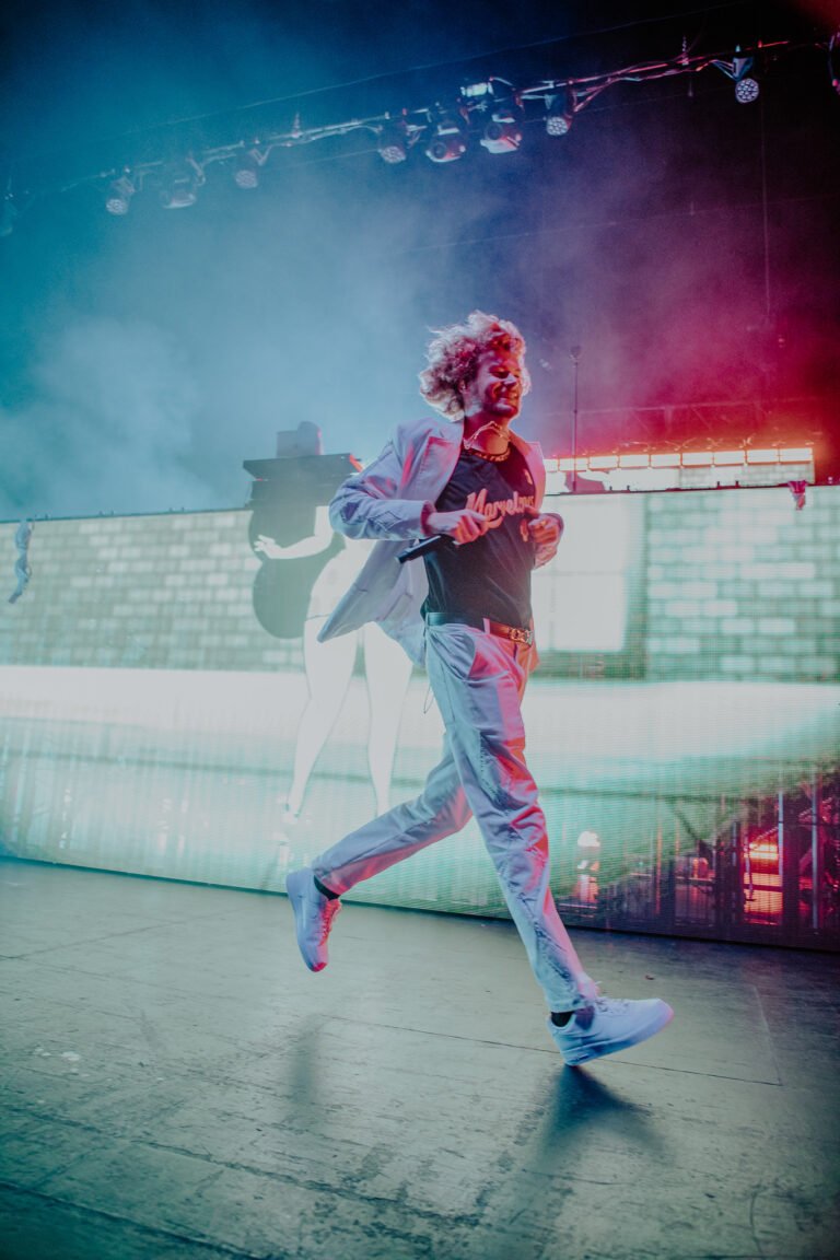 Hundreds of Yung Gravy fans throw bras on stage for wholesome