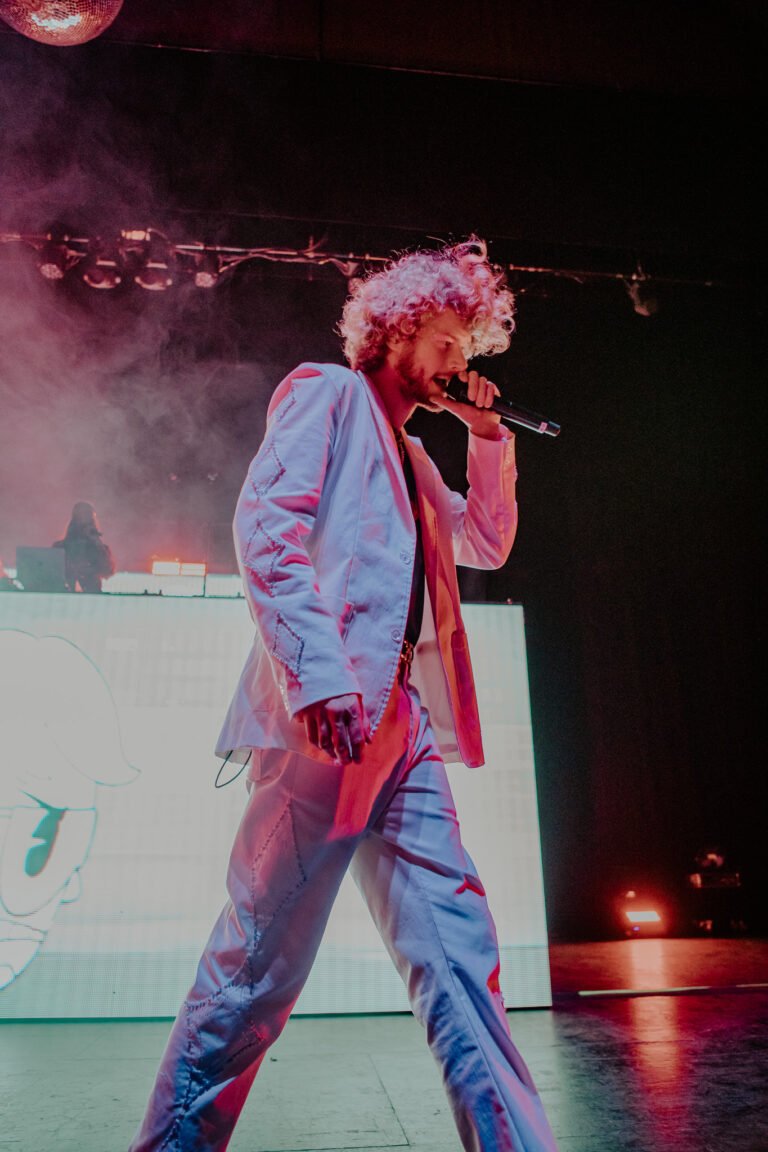 Hundreds of Yung Gravy fans throw bras on stage for wholesome